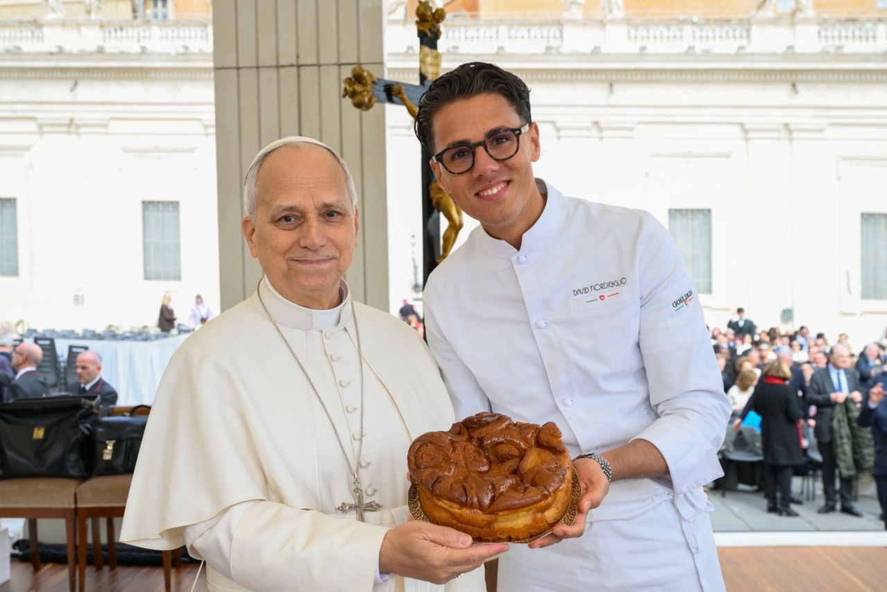 La torta di rose degli studenti dell’Istituto Rubini arriva al Vaticano
