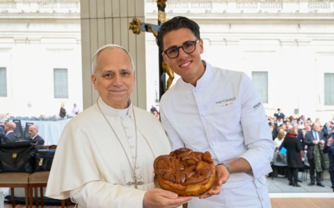 La torta di rose degli studenti dell’Istituto Rubini arriva al Vaticano