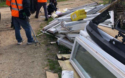 Rifiuti abbandonati lungo l’Oglio: intervento dei volontari a Calcio