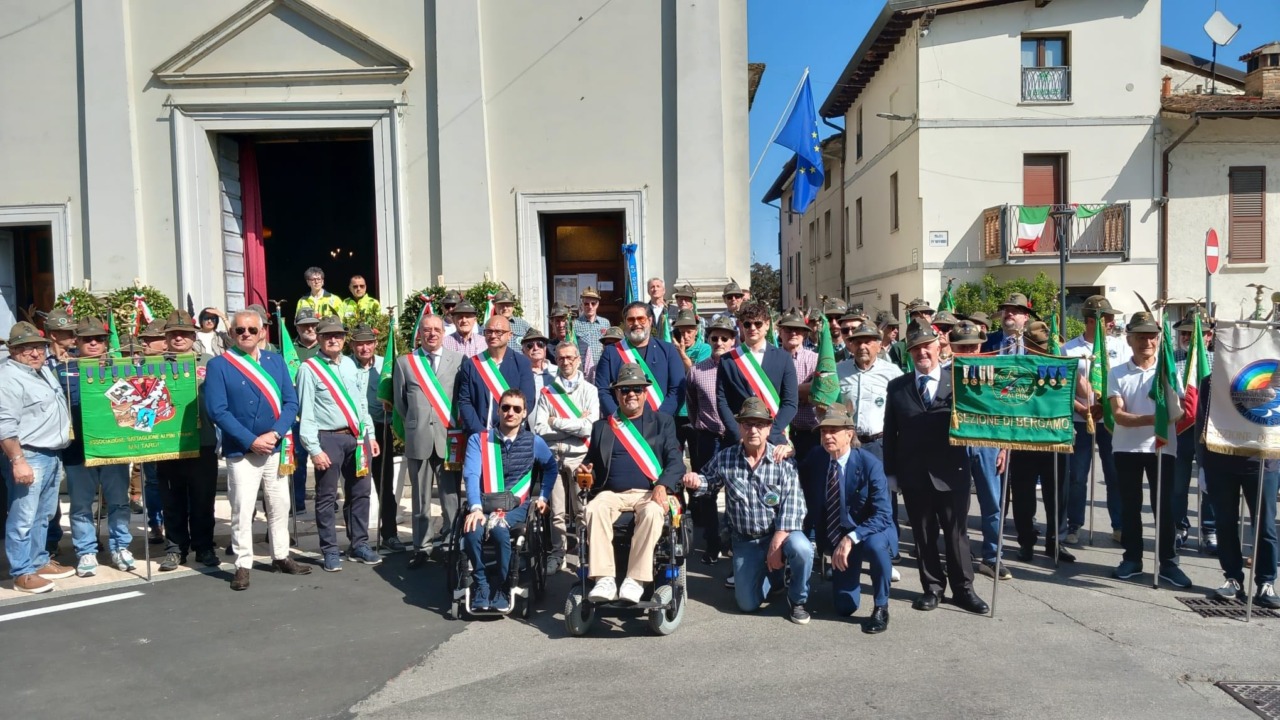Barbata onora gli Alpini con un nuovo monumento inaugurato in una giornata di festa