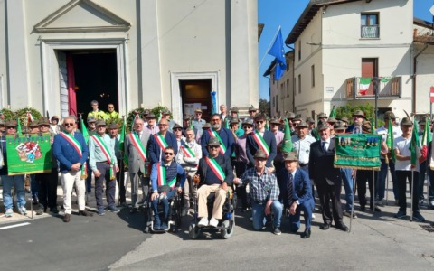 Barbata onora gli Alpini con un nuovo monumento inaugurato in una giornata di festa