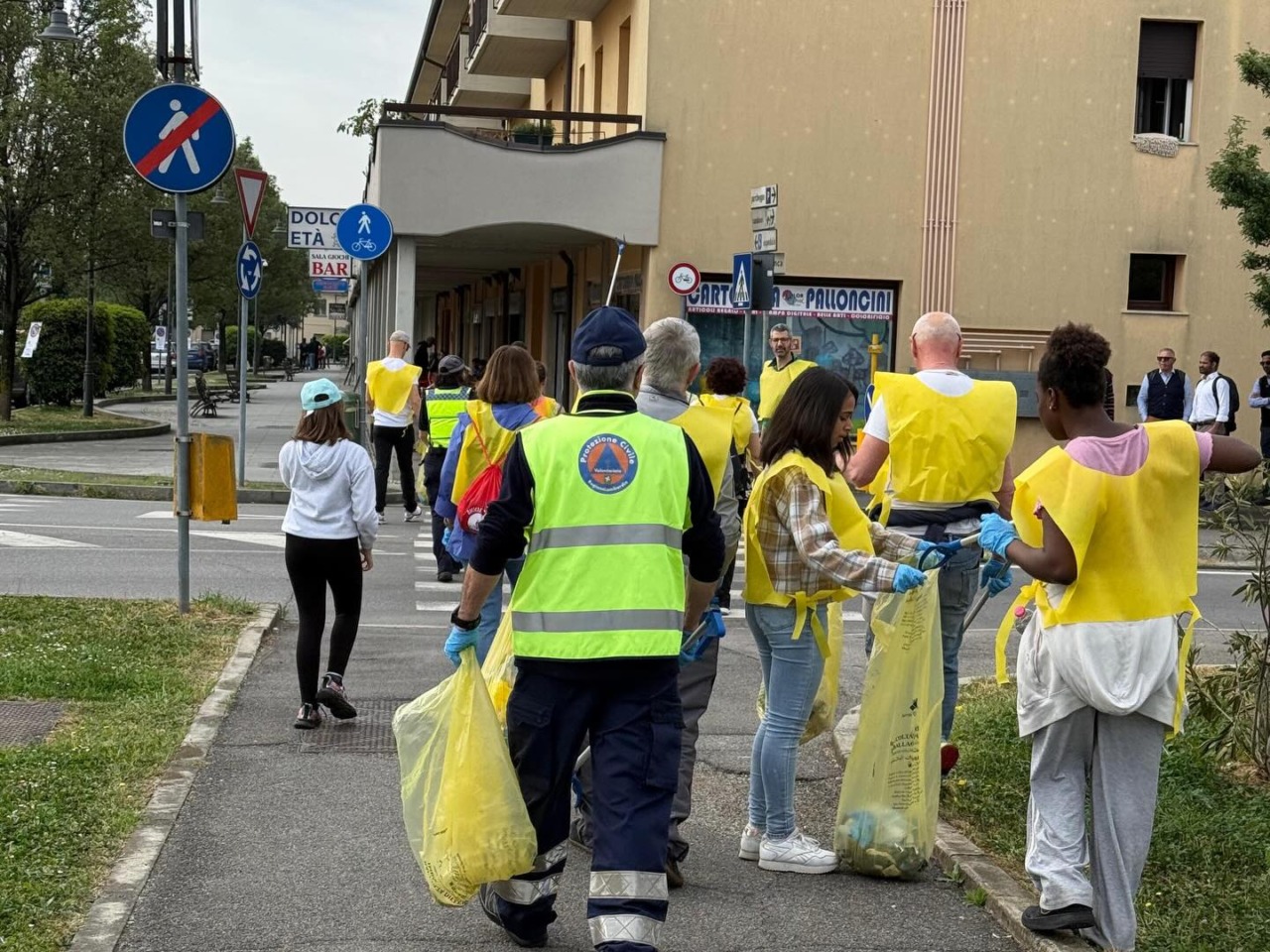 Calcinate si attiva per l’ambiente: successo per la Giornata del Verde Pulito