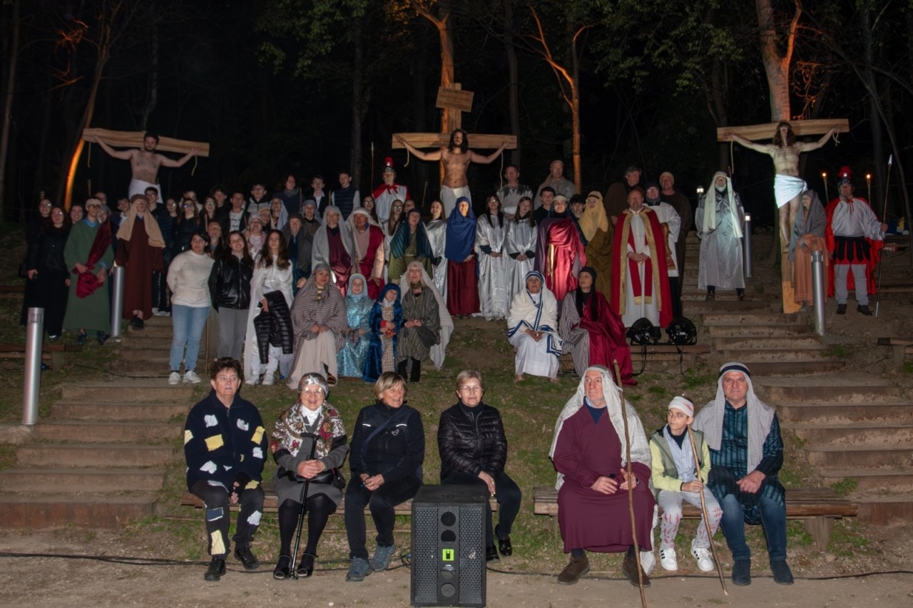 La Via Crucis itinerante a Cologno: un viaggio di preghiera tra i monti della vita