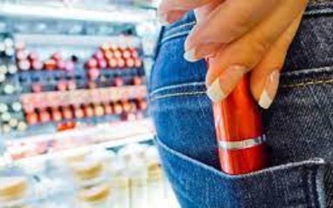 Arrestata una 23enne per furto di cosmetici a Bergamo