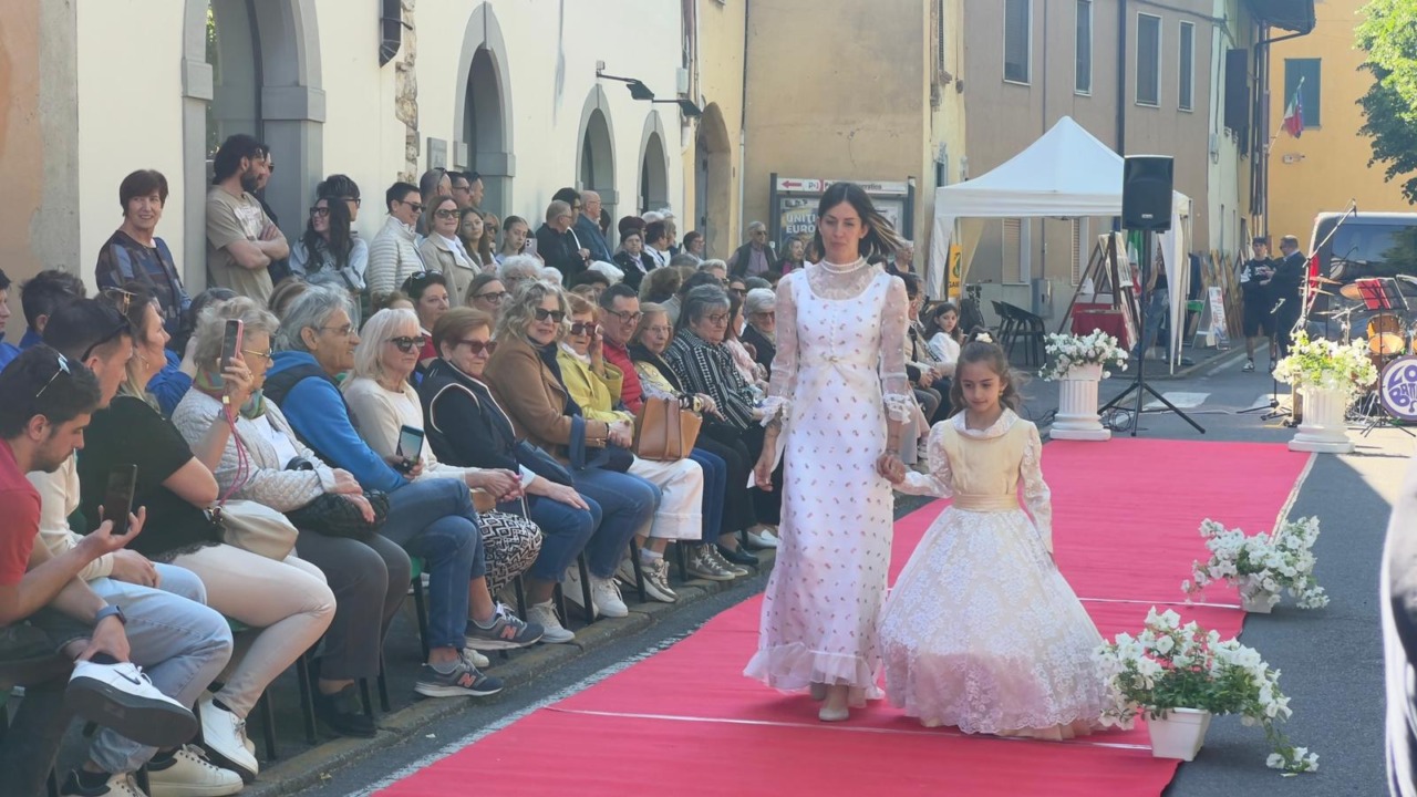 “Associazioni in piazza”: trionfo per la sfilata delle spose vintage