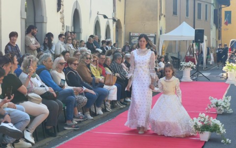 “Associazioni in piazza”: trionfo per la sfilata delle spose vintage