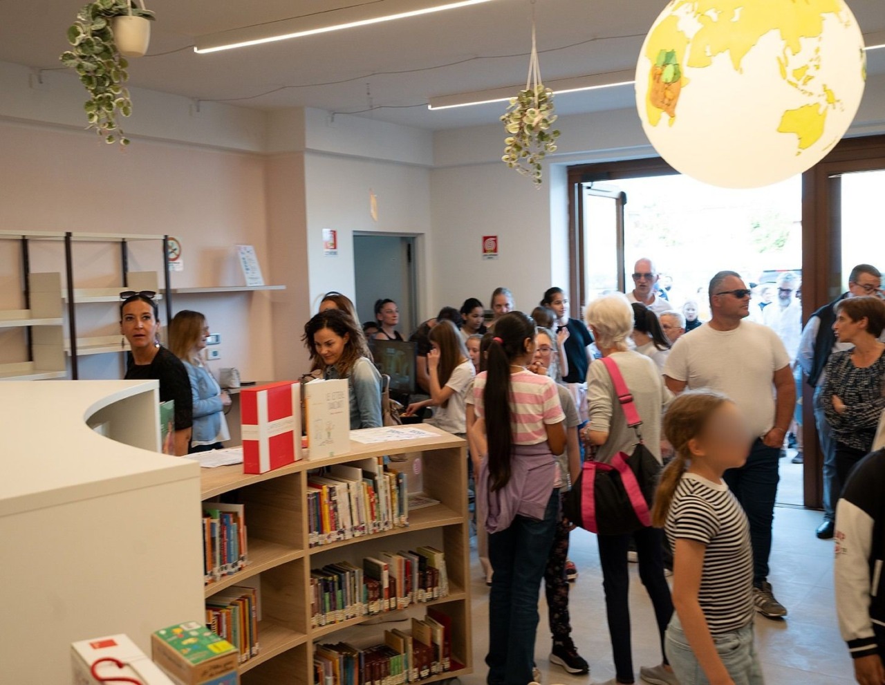 Inaugurata la biblioteca comunale di Ghisalba, un progetto innovativo ispirato agli aeroporti