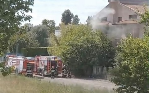 Incendio in stabile abbandonato a Martinengo: residenti indignati per degrado e insicurezza