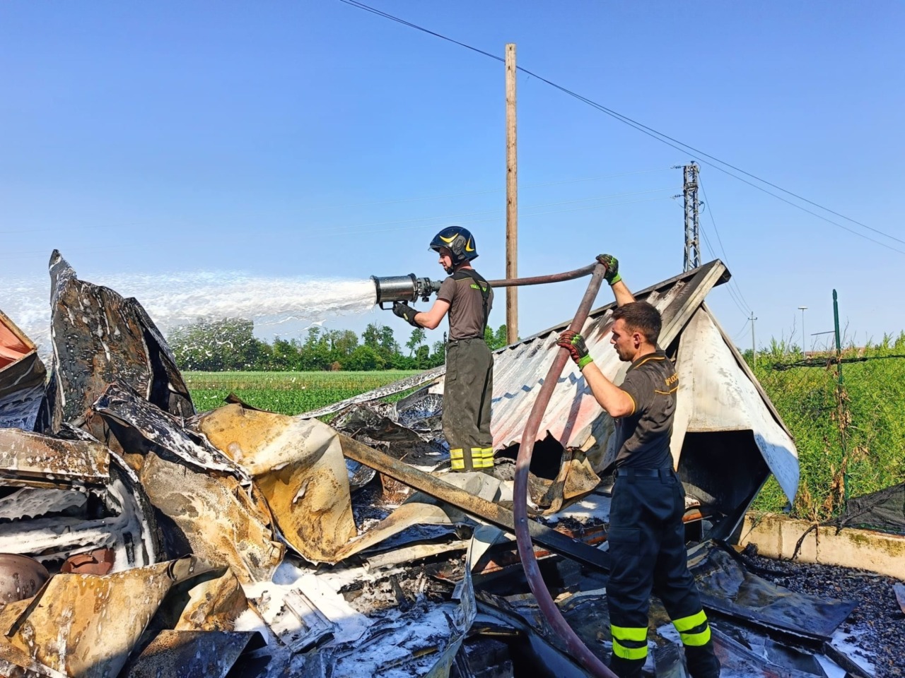 Incendio in via San Rocco a Romano: roulotte in fiamme, intervento immediato dei Vigili del Fuoco evita danni maggiori