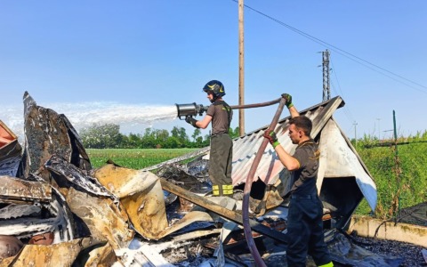 Incendio in via San Rocco a Romano: roulotte in fiamme, intervento immediato dei Vigili del Fuoco evita danni maggiori