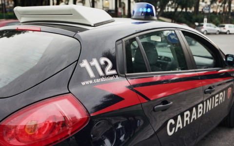 Inseguito dai carabinieri, abbandona droga e si dilegua