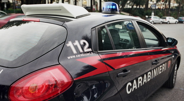 Inseguito dai carabinieri, abbandona droga e si dilegua