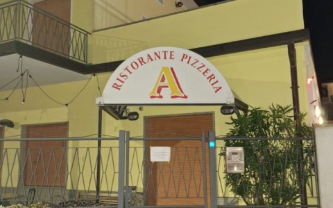 Ladro arrestato dopo tentato furto e rilasciato: trascinato un ristoratore per strada
