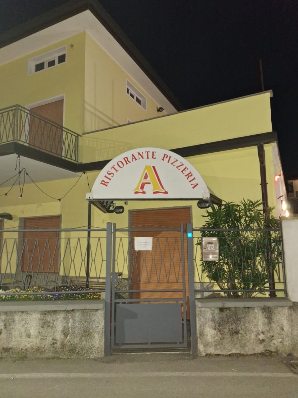 Ladro arrestato dopo tentato furto e rilasciato: trascinato un ristoratore per strada