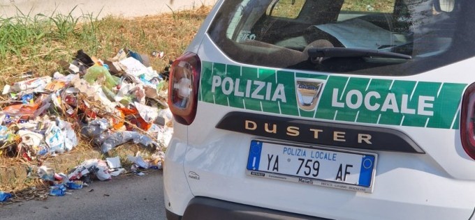 Polizia locale: nuovi pattugliamenti contro i “furbetti del sacchetto”