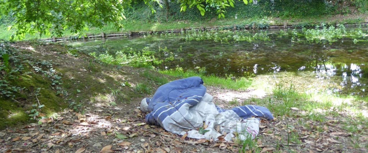 Ritrovamenti di bivacchi abusivi nel parco della Roggia a Romano: preoccupazioni tra i residenti