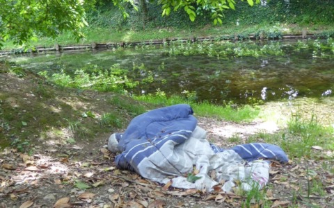 Ritrovamenti di bivacchi abusivi nel parco della Roggia a Romano: preoccupazioni tra i residenti
