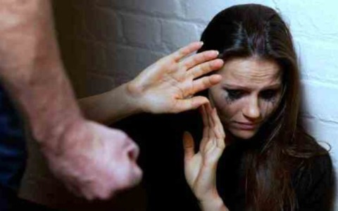 Arrestato per violenza domestica dopo aver violato i divieti e aggredito l’ex compagna