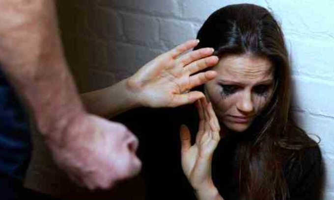 Arrestato per violenza domestica dopo aver violato i divieti e aggredito l’ex compagna
