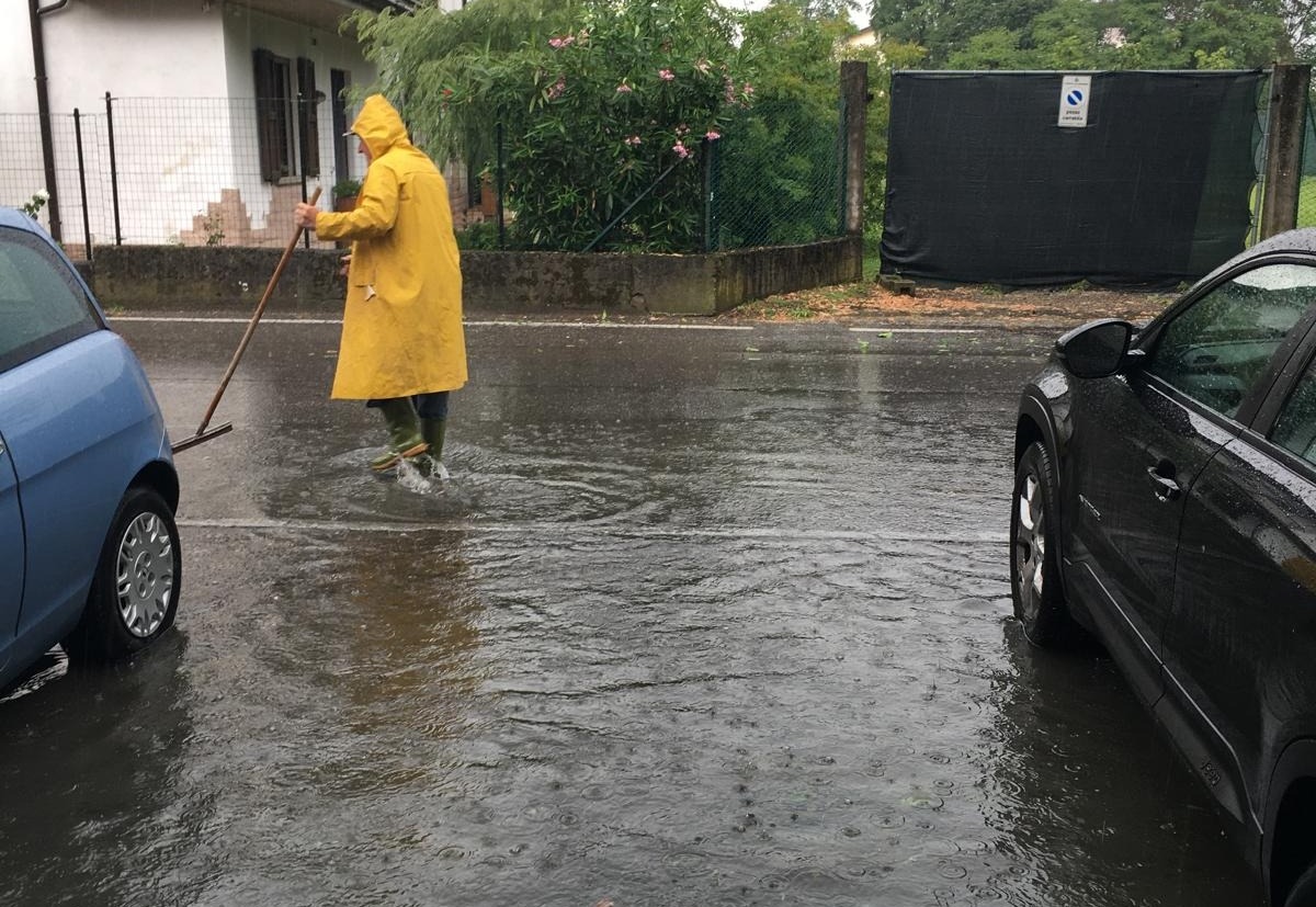 Basella, residenti di via Colleoni esasperati da continui allagamenti: “Intervenite”
