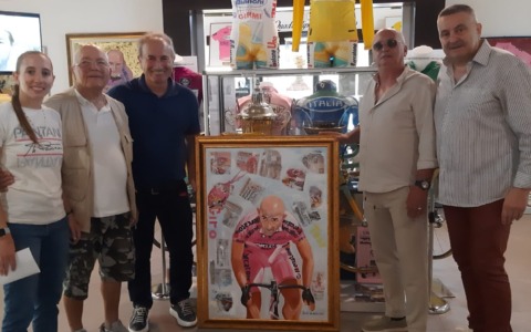 Cesenatico rende omaggio a Marco Pantani con un ritratto di Saulo Ambrosini