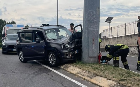 Due donne ferite in un incidente nel sottopasso di via Balilla