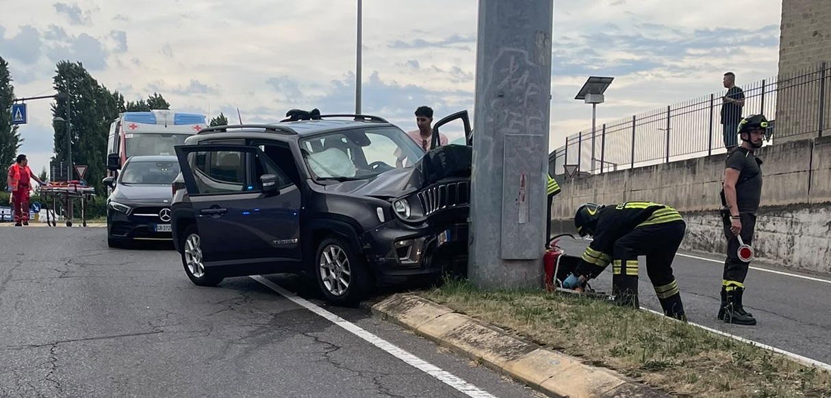 Due donne ferite in un incidente nel sottopasso di via Balilla