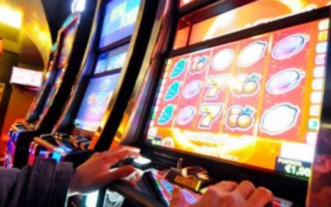 Furto alla sala slot “Las Vegas”: ladri in azione con un furgone rubato