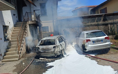 Incendio in via Ghidini: due auto danneggiate