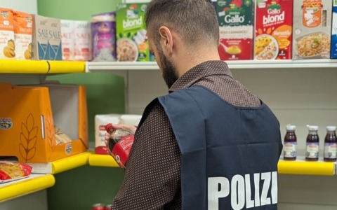 Scoperti prodotti alimentari scaduti in vendita a Cologno al Serio: multe per diecimila euro