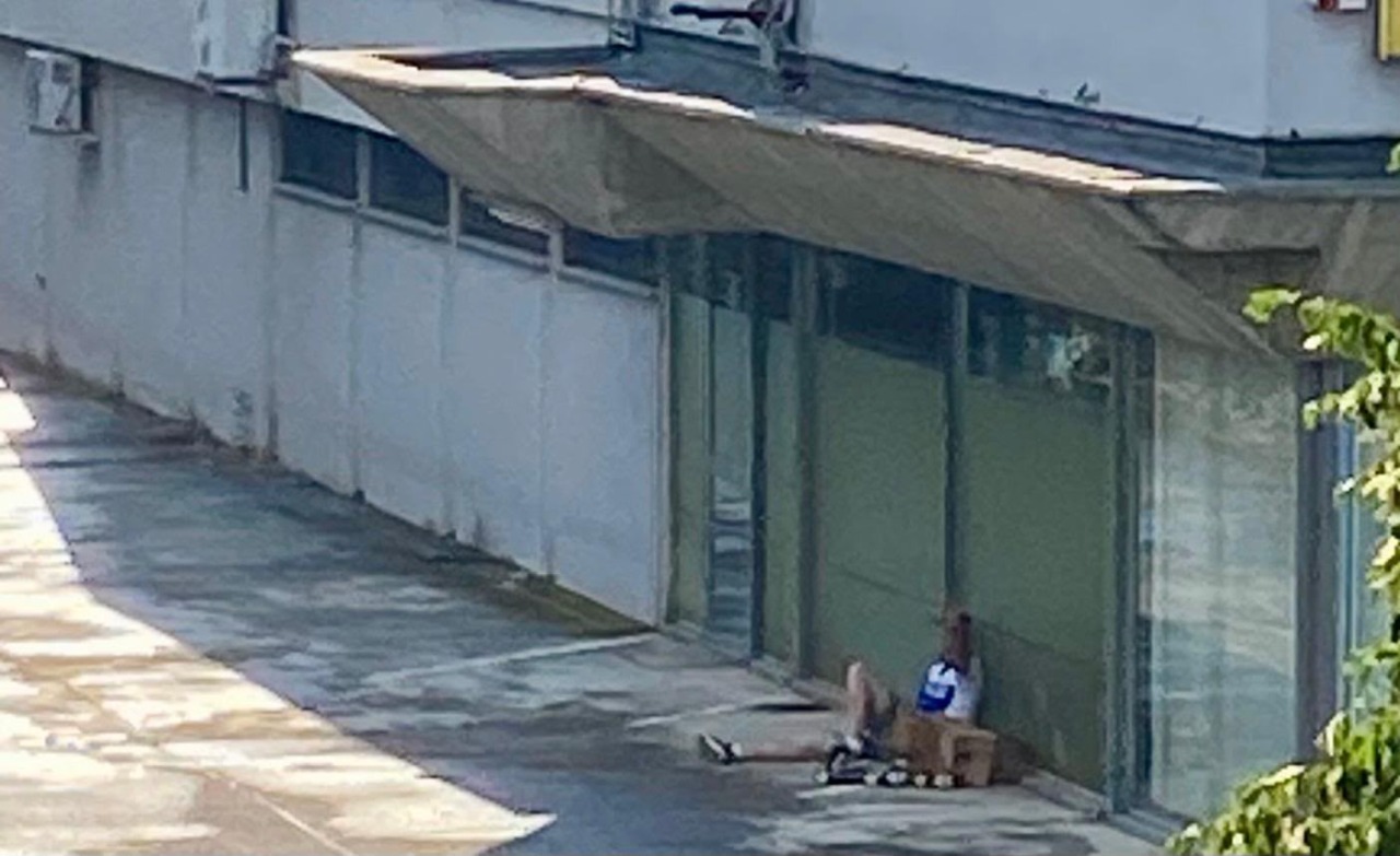 Senzatetto molesto in via Montecatini: residenti in cerca di soluzioni