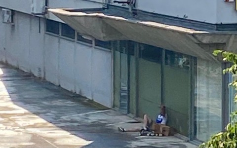 Senzatetto molesto in via Montecatini: residenti in cerca di soluzioni