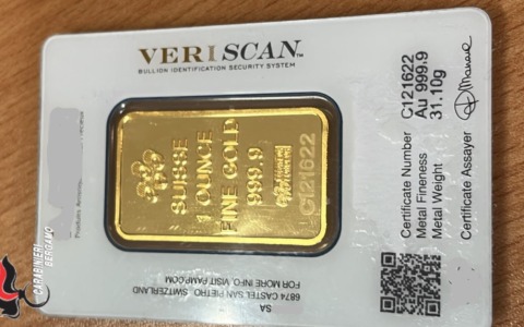 Un religioso smaschera un tentativo di truffa con un finto lingotto d’oro