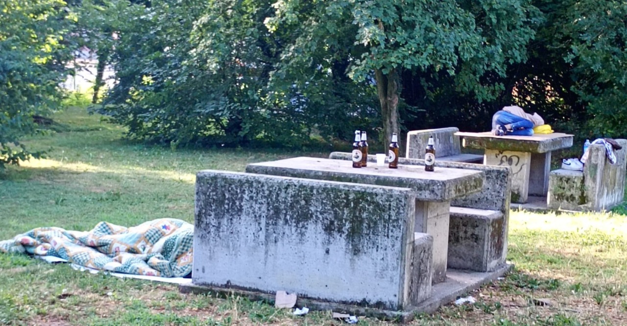A Romano l’emergenza bivacchi abusivi colpisce di nuovo il parco Cappuccini