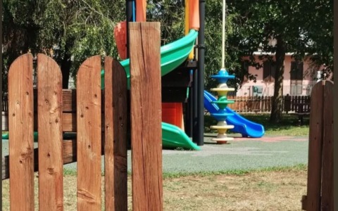 Antegnate, deiezioni canine all’ingresso del parco giochi: il sindaco Nava interviene