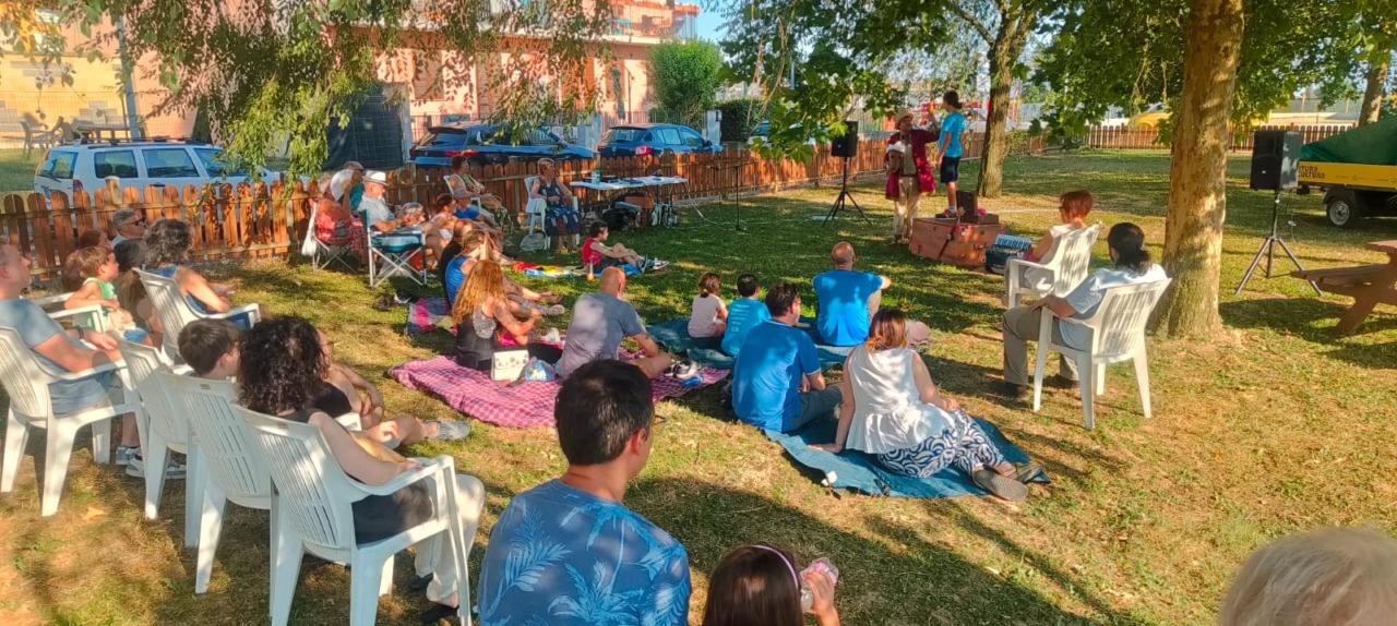 Antegnate, il teatro all’aperto incanta il pubblico con “Venghino Signori Venghino!”