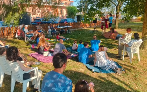Antegnate, il teatro all’aperto incanta il pubblico con “Venghino Signori Venghino!”