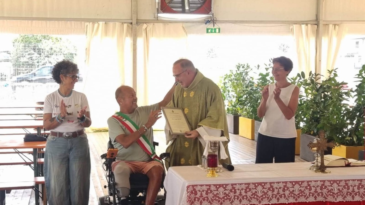 Barbata omaggia don Angelo Rossi con la cittadinanza onoraria