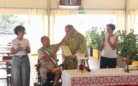 Barbata omaggia don Angelo Rossi con la cittadinanza onoraria