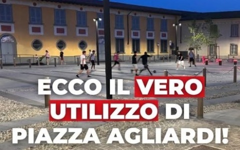 Giocare a calcio in piazza: polemiche a Cologno