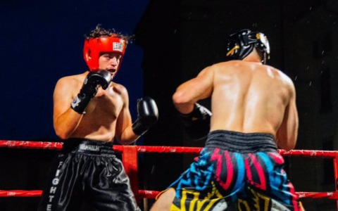 Gladiatores anima Piazza Fiume a Romano: grande successo per la serata di sport da combattimento