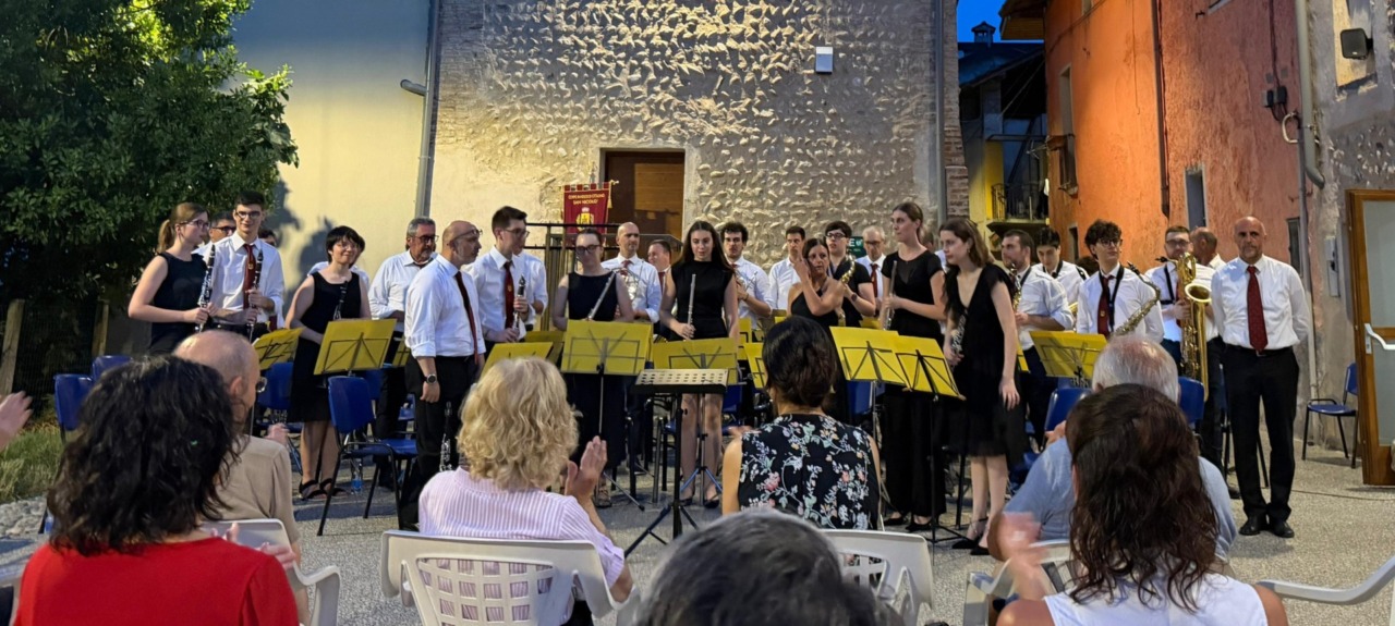 Il Corpo Bandistico San Nicolò incanta il Castello-Ricetto con il concerto estivo “Il Viaggio”