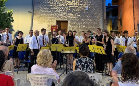 Il Corpo Bandistico San Nicolò incanta il Castello-Ricetto con il concerto estivo “Il Viaggio”