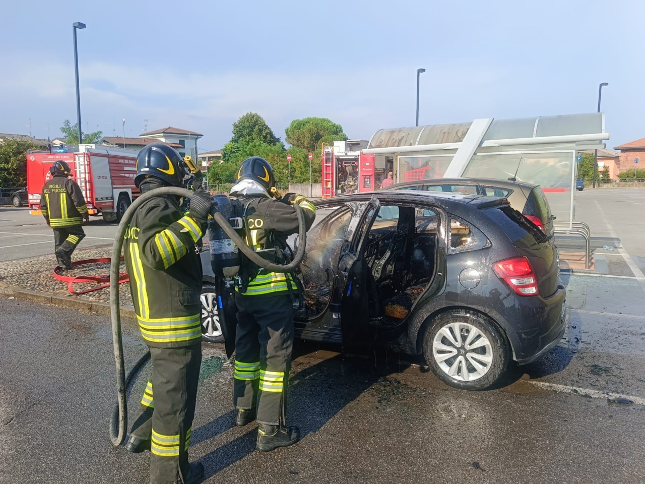Incendio al supermercato: due auto coinvolte