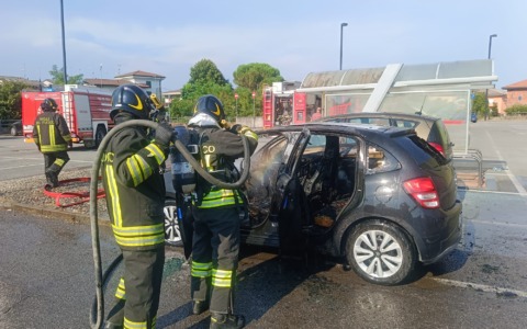Incendio al supermercato: due auto coinvolte