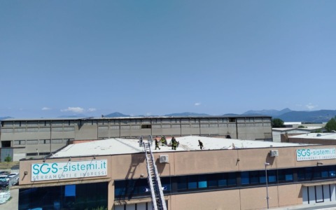 Un forte vento devasta una cartiera a Calcinate, il tetto colpisce le aziende vicine