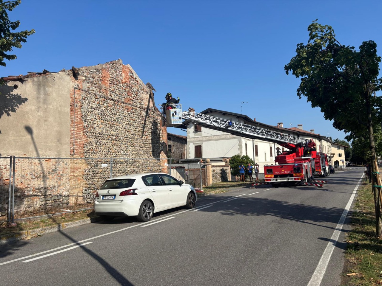 Una cascina crolla a causa delle forti raffiche di vento
