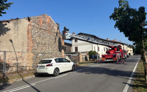 Una cascina crolla a causa delle forti raffiche di vento